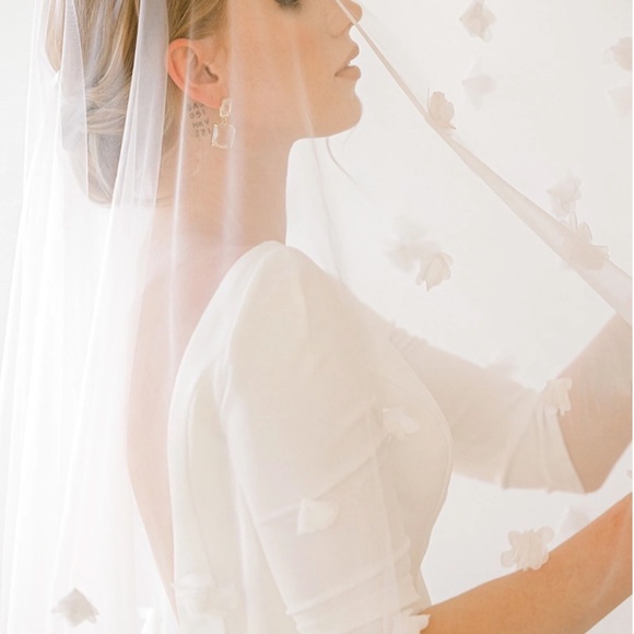 PrimAndPrairie- Cathedral Blusher Veil w/ 3D Flower - Picture 4 of 6